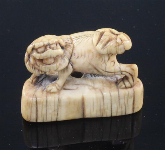 A Japanese ivory netsuke of a shi-shi, Edo period, 4.4cm